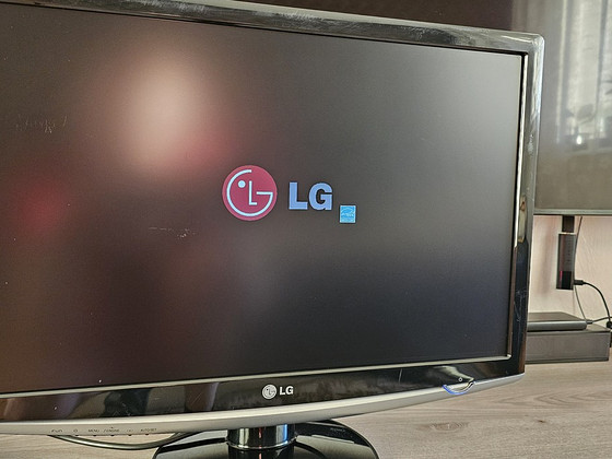 LG Flatron W2252S-PF monitor