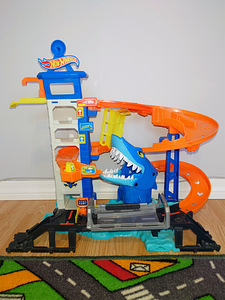 Игрушки Hot Wheels (3 фото из 4)
