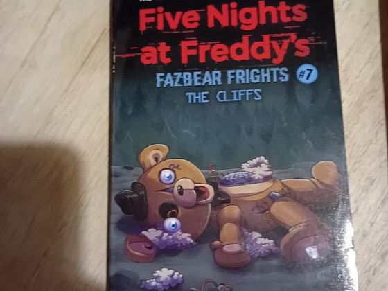 Книга Five Nights at Freddy's fazbear frights the cliffs #7