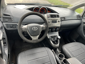 TOYOTA VERSO (8 фото из 10)