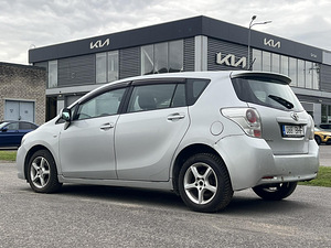 TOYOTA VERSO (6 фото из 10)