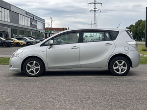 TOYOTA VERSO (4 фото из 10)