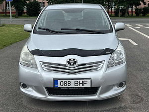 TOYOTA VERSO (3 фото из 10)