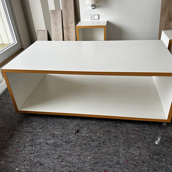 Большой журнальный стол