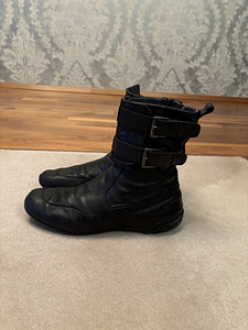 Müüa kasutatud mustad DKNY saapad nahast s.42,0-42,5 (1 foto / 4)