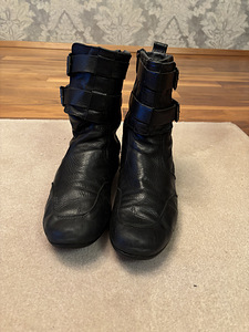 Müüa kasutatud mustad DKNY saapad nahast s.42,0-42,5 (3 foto / 4)