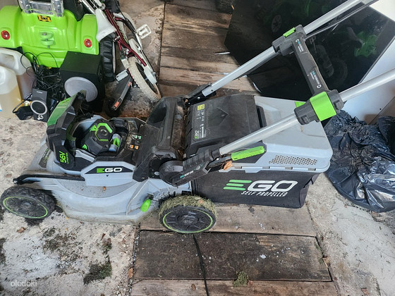 Аккумуляторная газонокосилка e-go