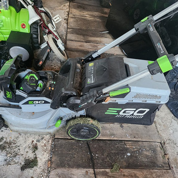 Аккумуляторная газонокосилка e-go