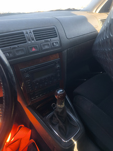 Volkswagen Bora на запчасти (4 фото из 10)