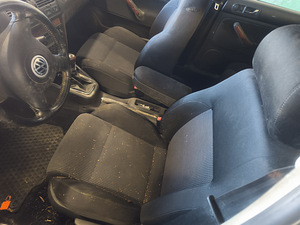 Volkswagen Bora на запчасти (8 фото из 10)
