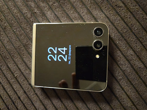 Samsung Galaxy Z Flip5 (3 фото из 9)