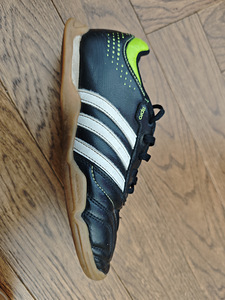Adidase jalgpallijalatsid (4 foto / 4)