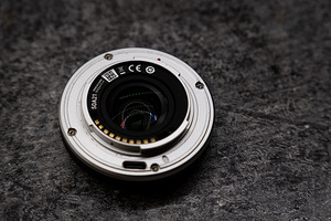 Объектив Viltrox AF 28mm F4.5 для Fuji X (3 фото из 4)