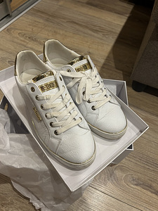 GUESS naiste tossud, suurus 40 (1 foto / 3)