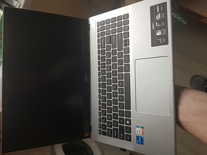 Acer aspire 3 (2 foto / 3)