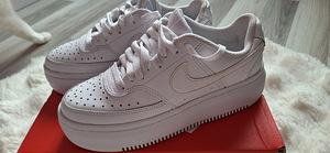 Кроссовки Nike размер 37.5 (1 фото из 4)