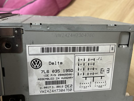 Продается оригинальное радио для VW Multivan T5.