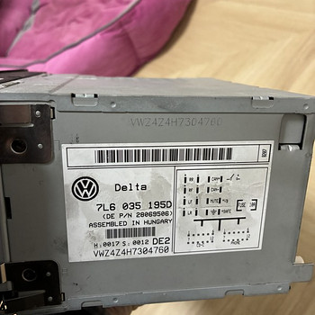 Продается оригинальное радио для VW Multivan T5.
