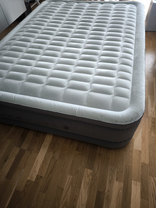 Intex Queen Tech Premaire надувная кровать Queen (1 фото из 5)