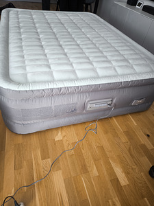 Intex Queen Tech Premaire надувная кровать Queen (2 фото из 5)