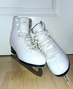 Продаются белые фигурные коньки (5 фото из 8)