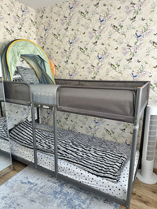 Двухъярусная кровать IKEA (TUFFING, металлический каркас) (1 фото из 3)