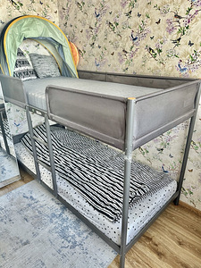 Двухъярусная кровать IKEA (TUFFING, металлический каркас) (2 фото из 3)
