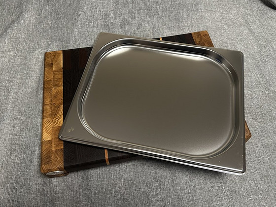 Торцевая разделочная доска из дуба с гастроёмкостью.