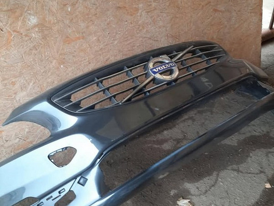 Volvo S60 esistange koos radiaatorivõrega