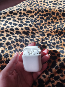 Airpods headphones (1 foto / 3)