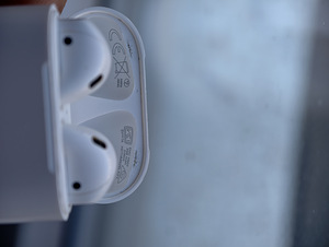 AirPods 2 оригинал (3 фото из 4)