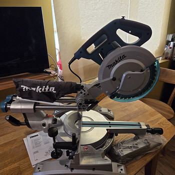 Торцовочная пила MAKITA LS1018LN