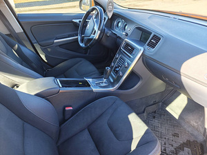 Volvo S60 2011г. (6 фото из 8)