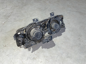 BMW E34 OEM передние фары HELLA (2 фото из 4)