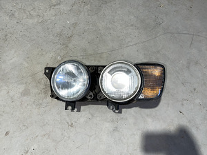 BMW E34 OEM передние фары HELLA (3 фото из 4)