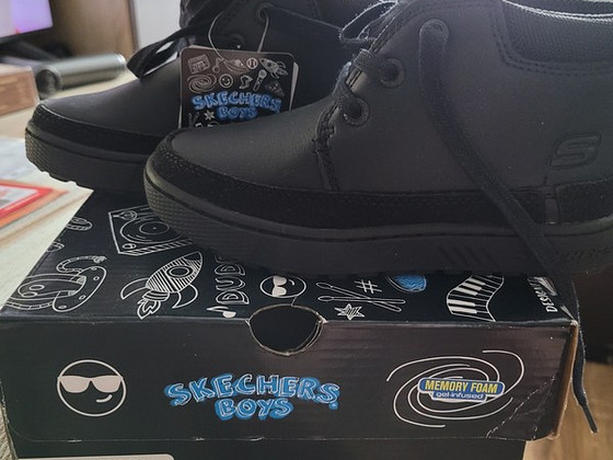 Новые кроссовки Sketchers s.27,5