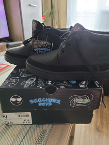 Новые кроссовки Sketchers s.27,5 (1 фото из 2)