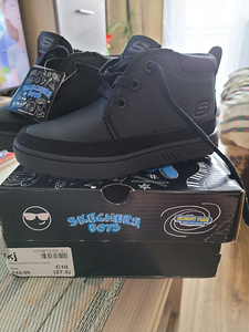 Новые кроссовки Sketchers s.27,5 (2 фото из 2)