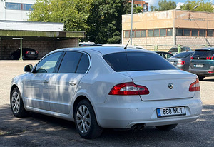 SKODA SUPERB (5 foto / 8)