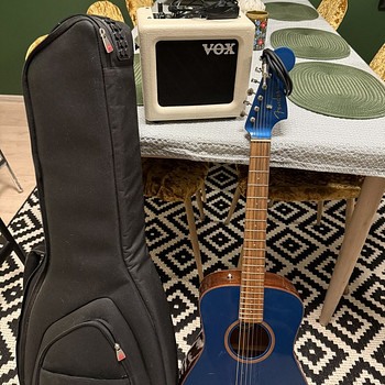 Комплект: гитара Fender Malibu с чехлом и комбоусилителем