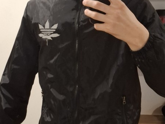 Must kapuutsiga tuulejope / Adidas stiil / kerge