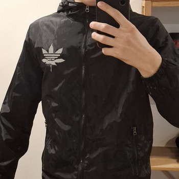 Чёрная ветровка с капюшоном / стиль Adidas / лёгкая