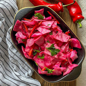 Маринованная капуста со свёклой и чесноком