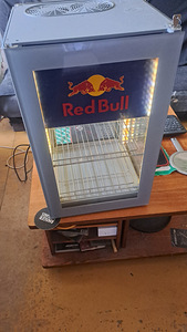 Мини-холодильник Red Bull (6 фото из 8)