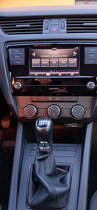SKODA OCTAVIA 2018 (14 foto / 15)