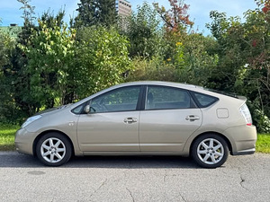 Toyota Prius гибрид элекро + бензин (2 фото из 2)
