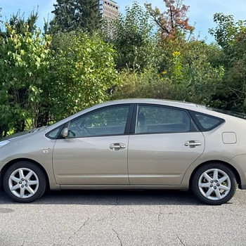 Toyota Prius гибрид элекро + бензин