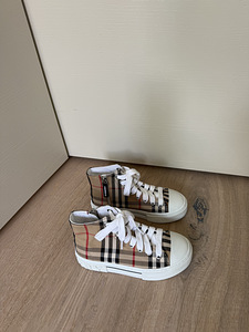 Burberry sneakers (1 foto / 6)