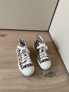 Burberry sneakers (2 foto / 6)