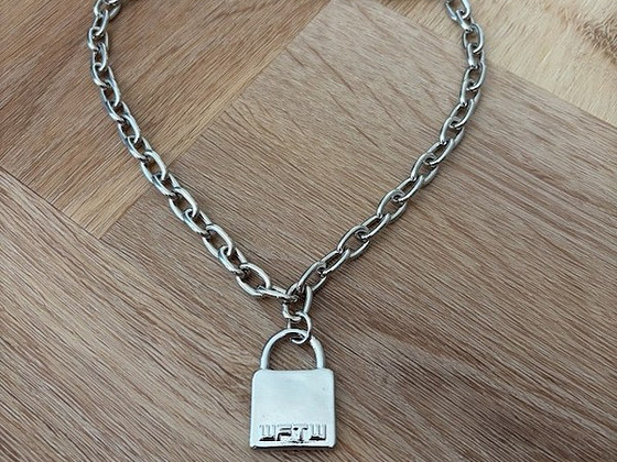 Kaelakett, sobilik nii meestele kui naistele.